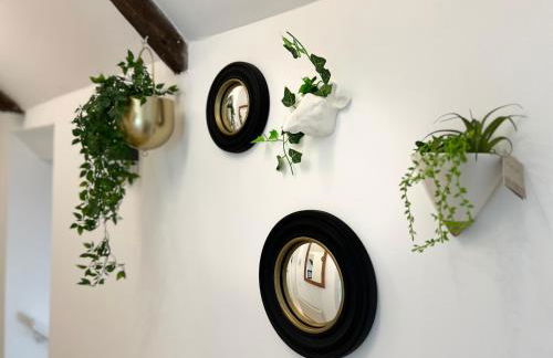 Spacious 4 Bedroom Farmhouse - Photo 4