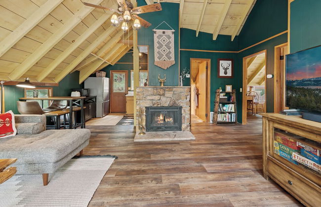 Rest N Relax Inn - Beautiful chalet-style cabin features dramatic forest and slope views! - Foto 29