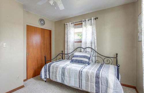 Walk to Park Waterloo Home with Furnished Deck - Foto 19