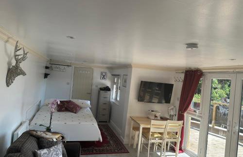 Unique Orchard Lodge for couples with hot tub - Photo 30