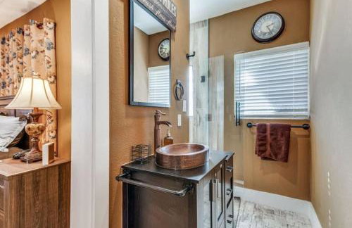 Stockyards! Less than 3 mins-Sleeps 8 -Gable House - Photo 13