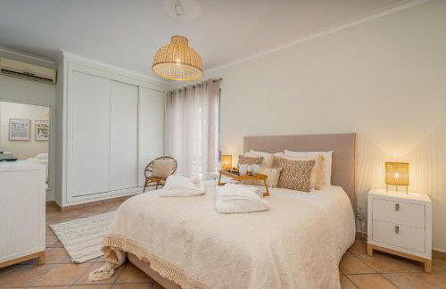 Bright Flat w/ Terrace & Pools by HostWise - Foto 7