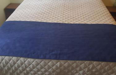 CASA COMPLETA, CENTRO, 4 Qtos, Wi-Fi, 130m quadrados, 4 Camas Casal, Churrasqueira e Apetrechos, Vasto Quintal e Varanda nos Fundos, 2 Banheiros, 9 Pessoas, Área Frontal, Garagem Coberta, Estacionamento Interno 2 Carros, Fogão a Lenha - Foto 17