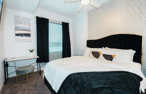 High-Rise Apartment with Panoramic Skyline Views - Foto 1