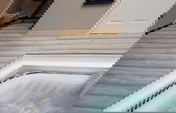 Stunning 1-bed Cabin in Bromley With hot tub - Foto 2