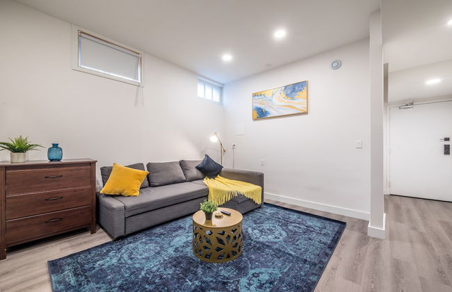 Spacious Newly Renovated 1 Bedroom Suite - Photo 20