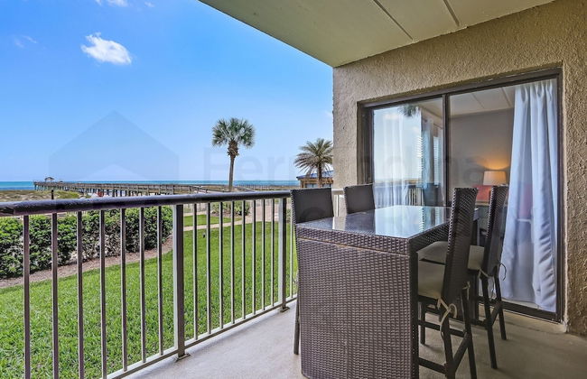 Spacious Oceanfront Condo, Easy Access to Private Fishing Pier by RedAwning - Foto 48
