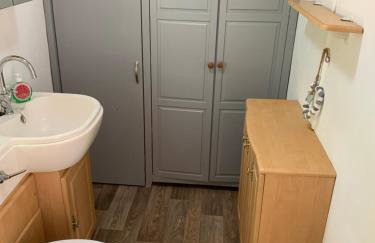 Postwood Gardens Balmoral Country Cabin - Photo 40