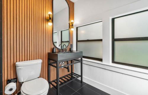 Hacienda Flamingo Unit 1 - Spacious Designer Flat with Sunroom & Style - Foto 17