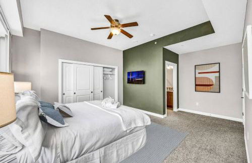 14th Floor Lux Downtown Condo w/ LAKE VIEWS & Gym - Photo 28