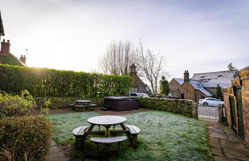 School House, cosy cottage for 12 with hot tub in the Peak District - Photo 57