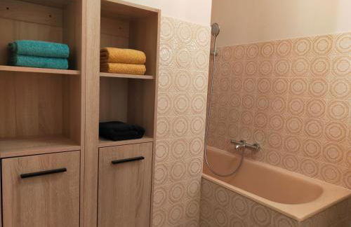 Chez Tata Malou - Maison avec jardin, cour fermée, proche toutes commodités - Foto 20