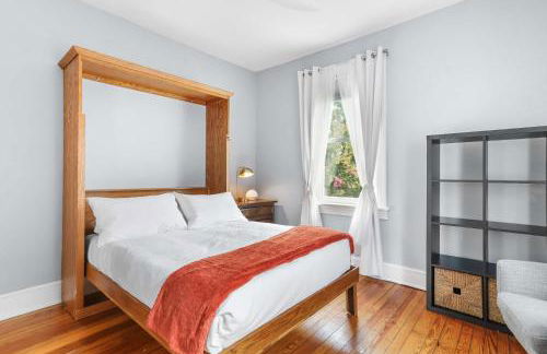 Sojourn Lovely Hill Family Home with Backyard near DC Icons - Foto 23