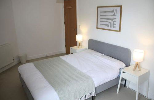 Spacious 2 Bed 2 Bath Apartment & Free Parking - LGW 10min drive - Foto 14