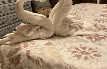 First Class Treatment Luxurious end unit Patio Pool Restaurant Bar on premises Steps away from Everything else! Spacious Condo Stocked with all You Need! - Foto 33