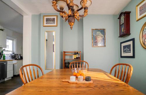Walk Everywhere | 2-Bedroom House w/ Backyard - Foto 9