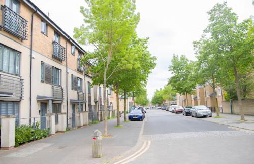 Lavish 4-Bedrooms with Modern Home Features - Guest 8 - Hi-Speed Wi-Fi - Luxury Garden - Private Ample Parking - Foto 26