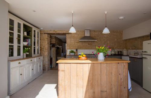 Gleneda Cottage - a renovated, traditional Cotswold cottage full of charm with fireplace and garden - Photo 9