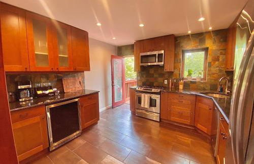 Easy PATH&Bus access- NYC| designer home + Deck. - Photo 4