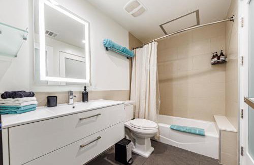 Downtown Escape - 2BR w Skyline Views & Hot Tub - Foto 20