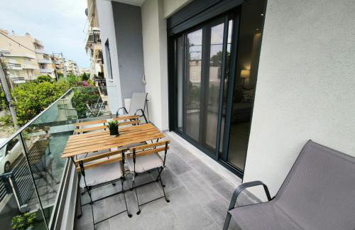 Floral Home 2 - 1st floor apt with private parking! - Photo 4