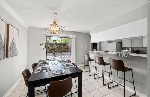 Modern Montrose 2BR Townhome Sleeps 10 with Gated Parking - Foto 21