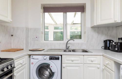 Findon House Spacious 3 bedroom, contractor, relocations friendly,10mins from GATWICK Airport, free parking, WIFI, garden, CRAWLEY - Photo 29