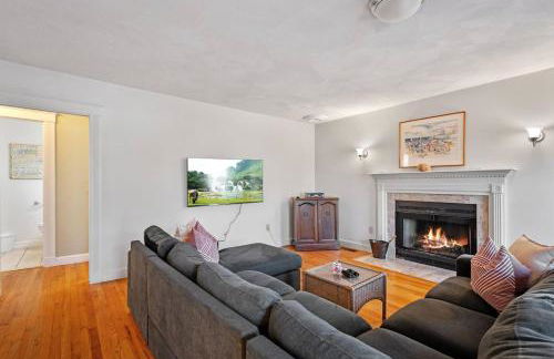 Private Pickleball | Family Friendly | Sleep 18 - Photo 4