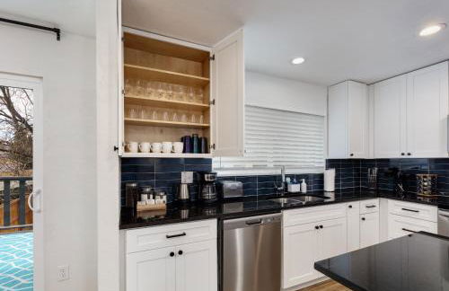 Spacious and Cozy 5 Bed 3 Bath Vacation House W 2 King 3 Queen! Sleep 12! 15Min to Red Rocks - Foto 30