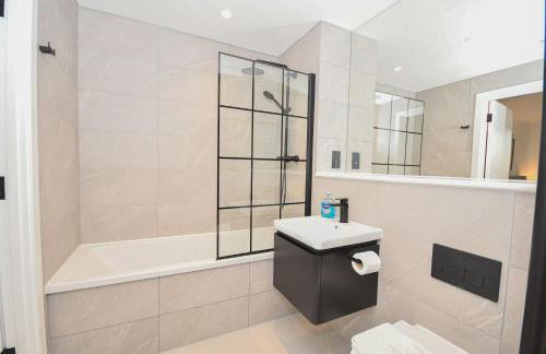 Contemporary Flat in Central Manchester w Balcony - Photo 23