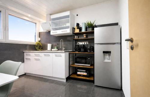 STN Kocherwald Suite - Ferienwohnung mit 4 Schlafzimmer, 8 Big Beds, Parkplatz & Balkon, Highspeed WLAN, Netflix Premium, Zentral zu Audi & Schwarz Gruppe - Foto 26