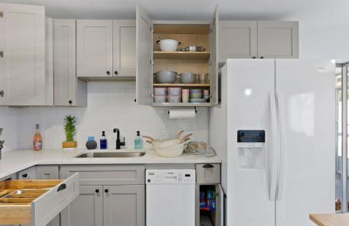 5 min Beaches~Mini Golf~Pool Table~Pets~KING BED + - Foto 35