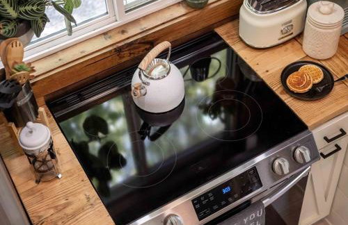 Rustic Cabin Retreat - Cozy Stove & Fresh Eggs - Foto 11