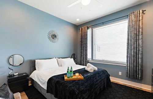 Private Home with Rooftop Game Room near Downtown - Foto 37