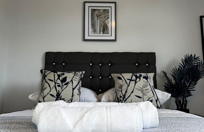 The Cheshire Gathering - Hot Tub 8 Bedroom - Photo 32