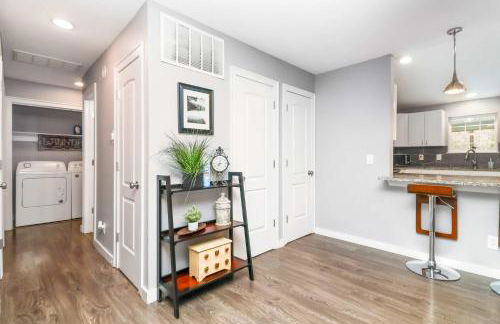 Sunlit Renovated Home, BBQ, Porch & Trails Nearby - Photo 15