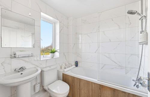 Keaton House - Close to City Centre - Free Parking, Spacious Garden, Fast Wifi and Smart TV by Yoko Property - Foto 13