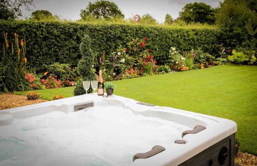 Stunning views, Hot tub, 5 mins to Chester - Photo 17