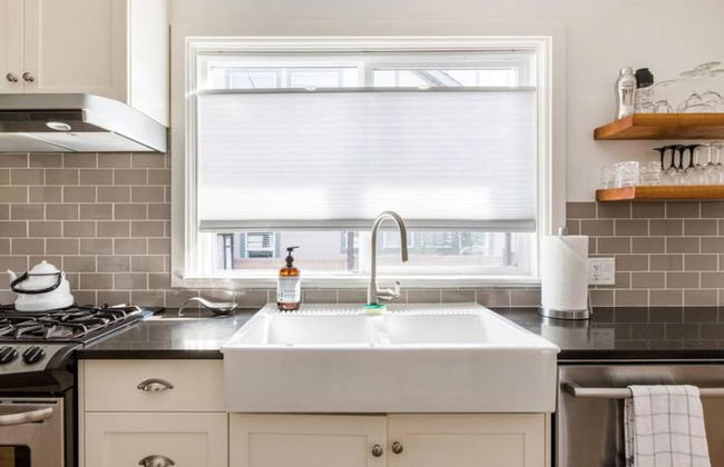 Gorgeous Bungalow With a Backyard Deck - Photo 27