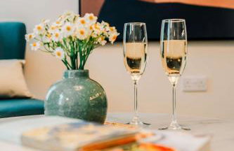 Stylish 2 Bed City Centre Apartment with Parking - Photo 12