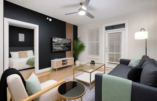 Downtown SA 2BR for 9 Pool Gym Free Parking Near River Walk - Photo 2