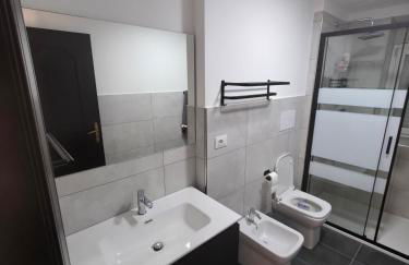 Modern Hillside Retreat with Panoramic Views - Foto 6