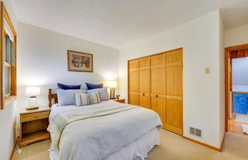 Lakefront Queensbury Home Kayaks and Boat Dock - Foto 16