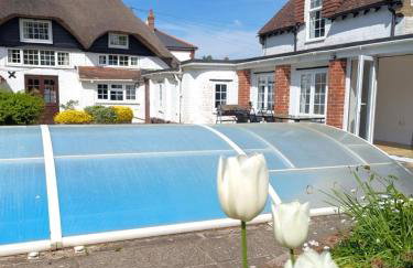 Beautiful Thatched Cottage with Outdoor Pool, Secure Garden, Dog & Family Friendly! Chichester Holiday Properties - Foto 1