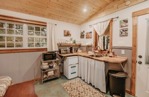 72MF - Rustic - Pets Ok - Sleeps 2 cabin - Photo 4