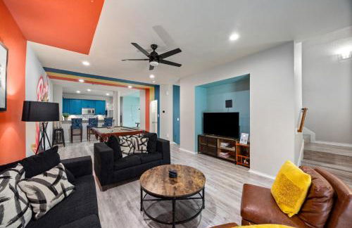 Modern 3-Story Townhome w Pool Table, Sleeps 10 Near Stadiums - Foto 33