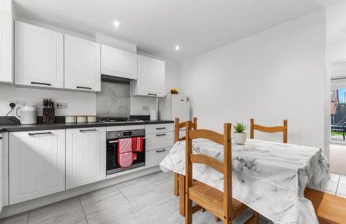 3 Bedroom house with 5 beds and Parking 18LW - Photo 12
