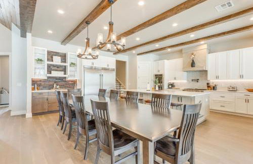 Game Room and Hot Tub! Lakefront Monkey Island Haven - Foto 8