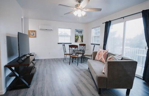 Gorgeous Upstairs Studio with Patio and Laundry - Foto 11