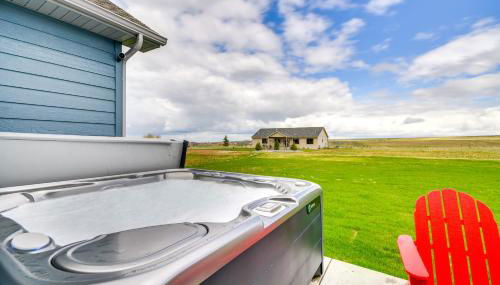 Sleek Red Lodge Home Rental with Private Hot Tub! - Foto 2